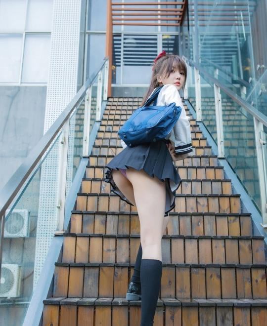 �콵Ů�Ӵ�2¥������δ��ɾӣ��